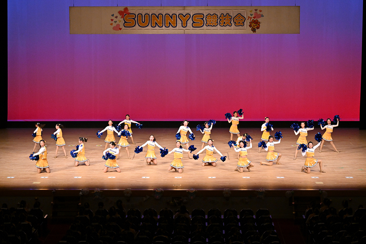 「チアダンスクラブサニーズ」による応援パフォーマンス