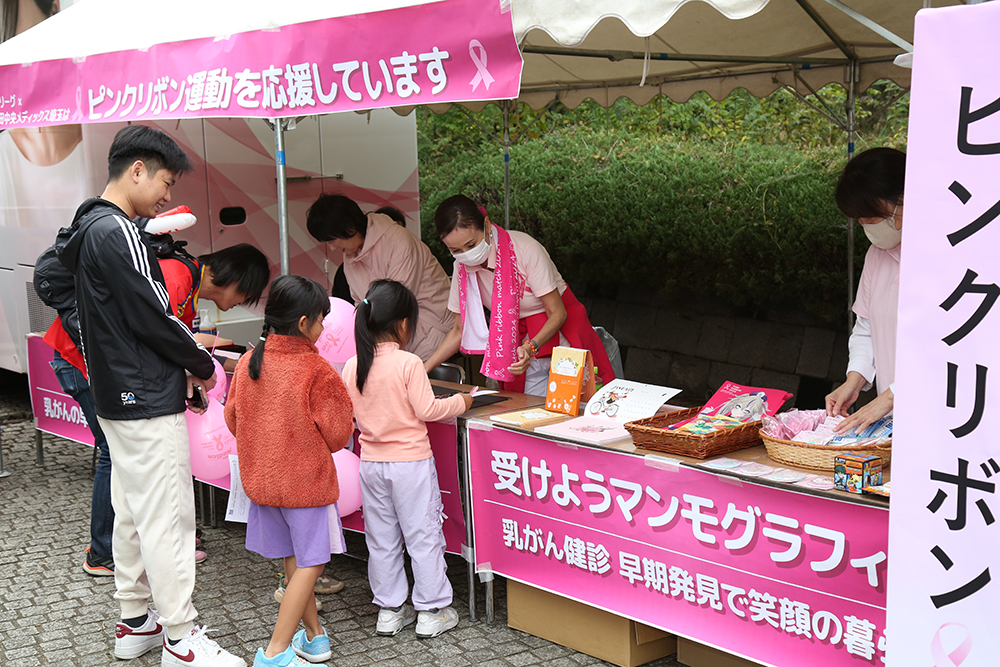 健康ブース、ピンクリボンブース、カーボンニュートラルブースを設置